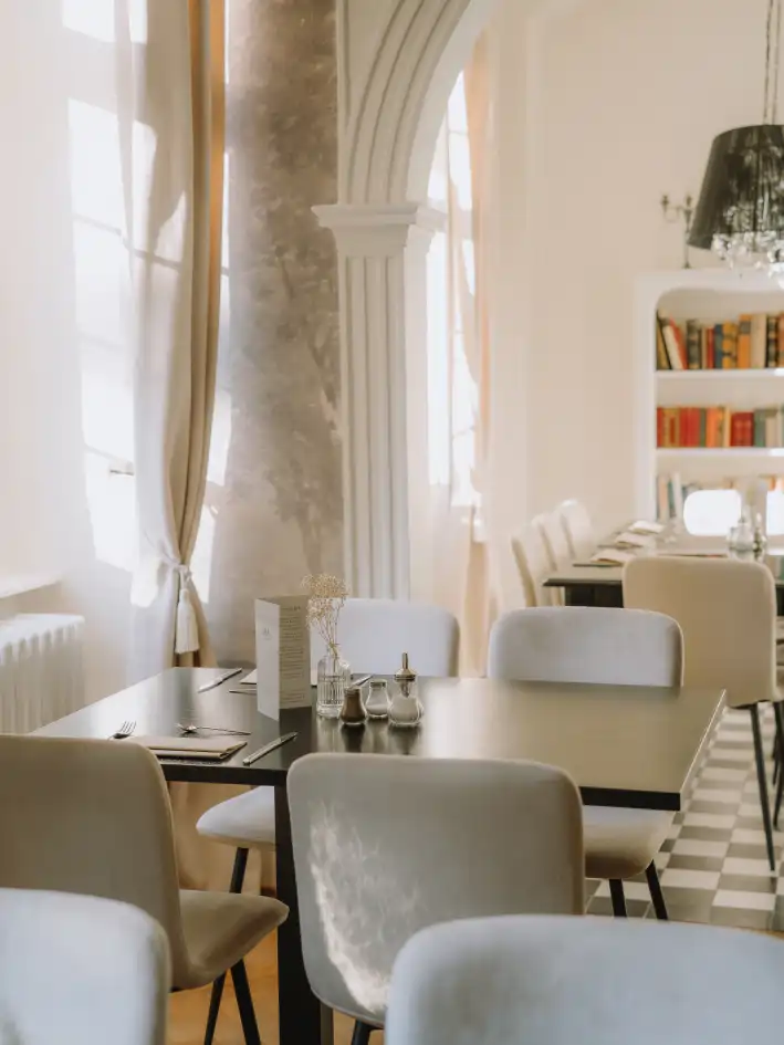 Der Frühstücksraum mit Stuck, in hellen Farben des alten Gutshotel in Kröv